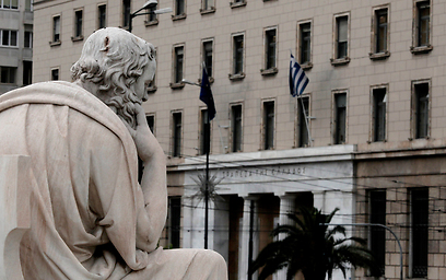 האם סוקרטס יפרוש מאירופה? חצר הבנק המרכזי באתונה (צילום: AP) (צילום: AP)