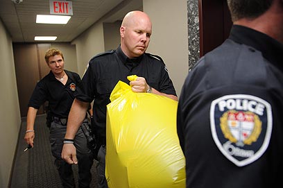 השוטרים הקנדים מוציאים את החבילה שבה כף הרגל ממטה מפלגת השלטון (צילום: AP) (צילום: AP)