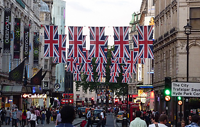 רחובות לונדון מתקשטים עם דגלים לכבוד חגיגות ה-60 למלכה (צילום: מודי קרייטמן) (צילום: מודי קרייטמן)