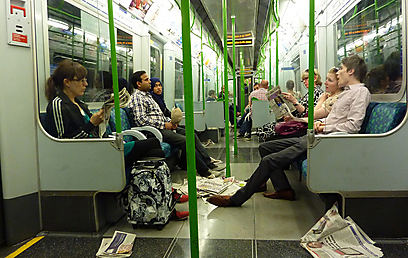 הנוסעים ברכבת התחתית בלונדון (צילום: מודי קרייטמן) (צילום: מודי קרייטמן)