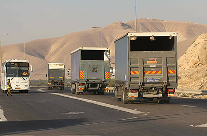 הובלת הגופות לרמאללה (צילום: עידו ארז) הובלת הגופות לרמאללה (צילום: עידו ארז)