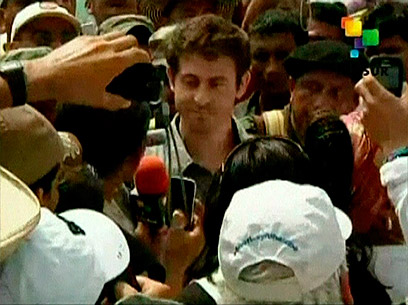 לנגלואה בין המוני הכפריים והעיתונאים עם שחרורו (צילום: REUTERS/Telesur via Reuters TV ) (צילום: REUTERS/Telesur via Reuters TV )