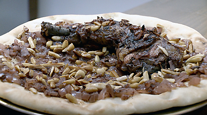 פיתה עיראקית עם שמן זית, בצל ועוף צלוי בליווי מרק גריסים (צילום: עמרי תקוע) (צילום: עמרי תקוע)