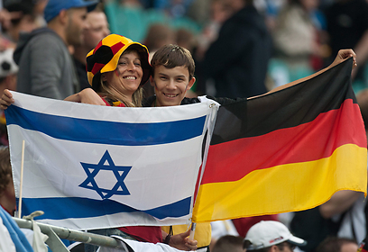 זוג חביב מניף את דגלי ישראל וגרמניה בלייפציג (צילום: EPA) (צילום: EPA)