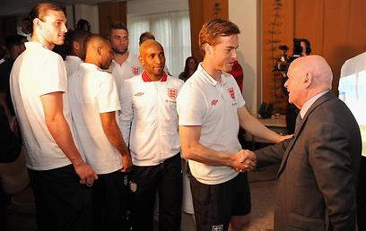 בן הלפגוט עם שחקני נבחרת אנגליה (צילום: באדיבות התאחדות הכדורגל האנגלית) (צילום: באדיבות התאחדות הכדורגל האנגלית)