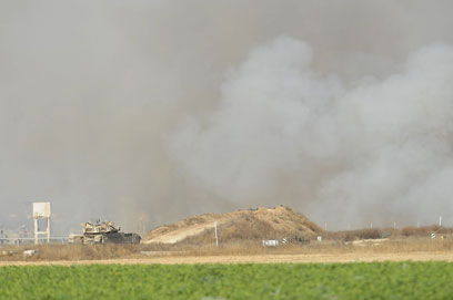 ענן עשן באזור התקרית. הפלסטינים מדווחים על ארבעה פצועים (צילום: AFP) (צילום: AFP)