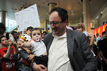Hero's welcome at airport (Photo: Yaron Brener)