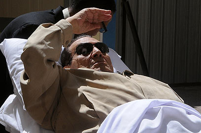 מובארק נלקח לכלא לאחר גזר דינו (צילום: AFP) (צילום: AFP)