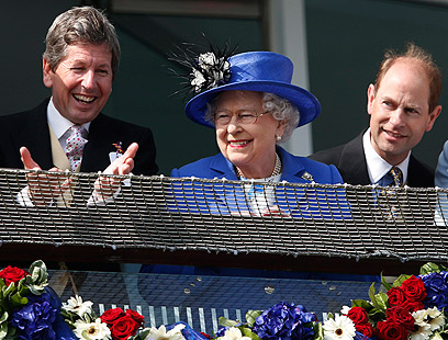 המלכה מתרגשת בחליפה הכחולה (צילום: רויטרס) (צילום: רויטרס)