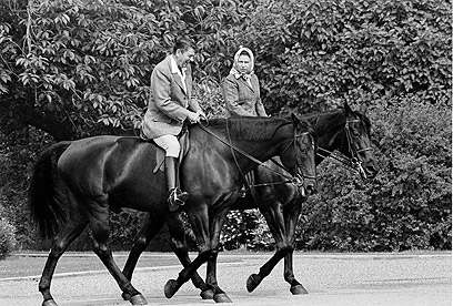על הסוס: המלכה רוכבת עם נשיא ארה"ב רונלד רייגן, 1982 (צילום: AP) (צילום: AP)