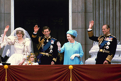 מנופפת על מרפסת הארמון בחתונת צ'ארלס ודיאנה (צילום: AP) (צילום: AP)