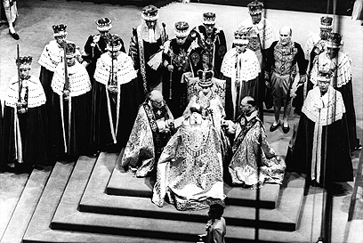 מלכה נולדה. ההכתרה ב-1953 (צילום: AP) (צילום: AP)