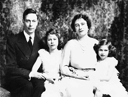 המלך ג'ורג' השישי עם המלכה האם, אליזבת, ובנותיהם אליזבת ומרגרט ב-1937 (צילום: AP) (צילום: AP)