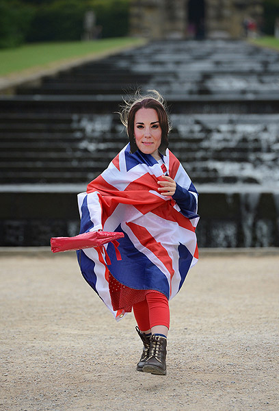 מעריצה מס' 1: ילדה שהתחפשה לדוכסית קייט מידלטון (צילום: AFP) (צילום: AFP)