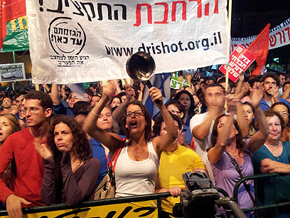דופקים על סירים בהפגנה בתל אביב (צילום: מוטי קמחי) (צילום: מוטי קמחי)
