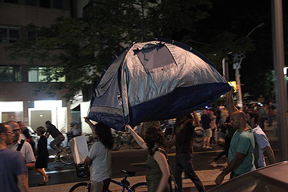 צועדים עם אוהלים מכיכר הבימה (צילום: מוטי קמחי) (צילום: מוטי קמחי)