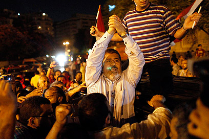 מוחמד מורסי בתחריר לאחר גזר דינו של מובארק (צילום: EPA) (צילום: EPA)
