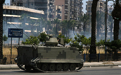 משוריין של צבא לבנון מסייר ברחבי טריפולי בסוף השבוע (צילום: AFP) (צילום: AFP)