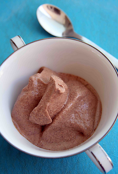 גלידת שוקולד-בוטנים טבעונית (צילום: אורי שביט) (צילום: אורי שביט)