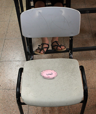 הכיסא המיותם של אנאס בבית הספר, הבוקר (צילום: נמרוד גליקמן) (צילום: נמרוד גליקמן)