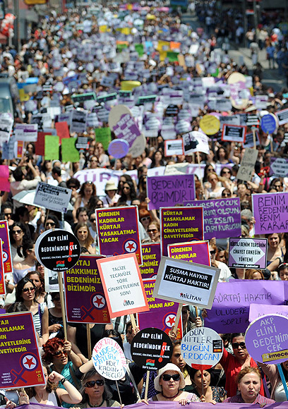 נשים מפגינות בטורקיה נגד חוק ההפלות של ארדואן (צילום: AFP) (צילום: AFP)