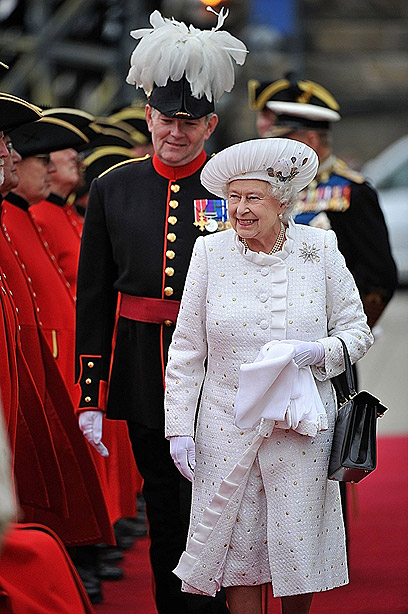 המלכה בלבן, מבקרת בתמזה (צילום: רויטרס) (צילום: רויטרס)