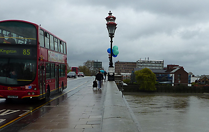 מזג אוויר גשום וטיפוסי בלונדון. תכינו את המטריות לאולימפיאדה (צילום: מודי קרייטמן) (צילום: מודי קרייטמן)