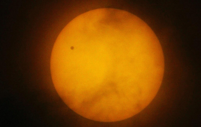 2004: נוגה על רקע השמש (צילום: AP) (צילום: AP)