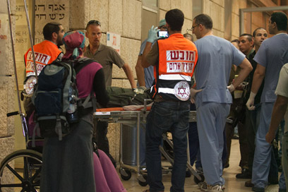 Officer arrives at Hadassah hospital (Photo: Ohad Zwigenberg)