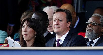 מה הוא שכח הפעם? קמרון בחגיגות יובל היהלום למלכה (צילום: AFP) (צילום: AFP)