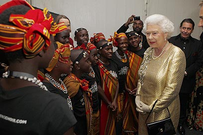 רקדנים מקניה. זכר לקולוניות הבריטיות (צילום: AP) (צילום: AP)