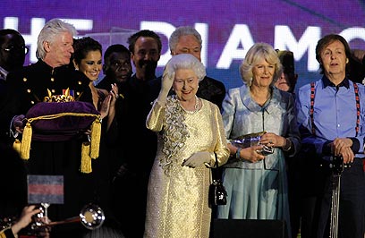 מקרטני, קמילה פרקר, המלכה - וחברים (צילום: AP) (צילום: AP)