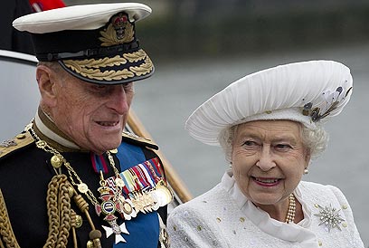 הנסיך פיליפ לצד המלכה אליזבת. פה גדול (צילום: MCT) (צילום: MCT)
