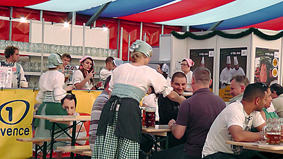 בין בירה לבירה, בין נקניקייה לנקניקייה (צילום: רפי אהרונוביץ') (צילום: רפי אהרונוביץ')