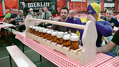 בירה וחברים - לפי מטר רץ (צילום: רפי אהרונוביץ') (צילום: רפי אהרונוביץ')