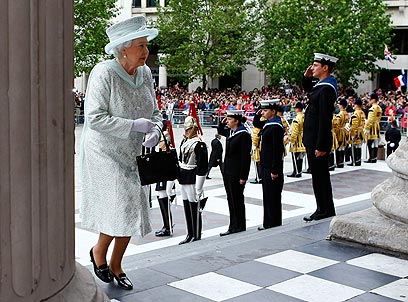 המלכה מגיעה לקתדרלה, ללא פיליפ (צילום: רויטרס) (צילום: רויטרס)