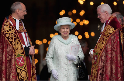 המלכה יוצאת מהקתדרלה (צילום: AP) (צילום: AP)