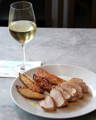 טעים ועסיסי - חזה עוף ביין לבן עם תפוחי אדמה פריכים (צילום: קרן ביטון) (צילום: קרן ביטון)