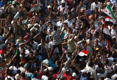 מפגינים בכיכר א-תחריר, ארכיון. ההמונים יחזרו לרחובות? (צילום: רויטרס) (צילום: רויטרס)