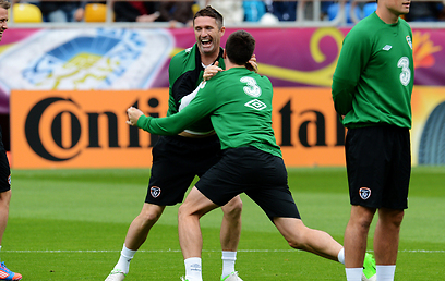 שחקני אירלנד משתעשעים. מצב הרוח באימון היה מצוין (צילום: AFP) (צילום: AFP)