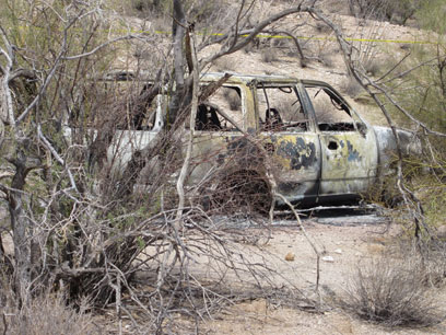 הרכב השרוף שבו נמצאו הגופות (צילום: רויטרס) (צילום: רויטרס)