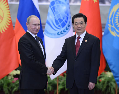 פוטין בפגישתו בבייג'ינג עם נשיא סין, הו ג'ינטאו (צילום: AFP) (צילום: AFP)
