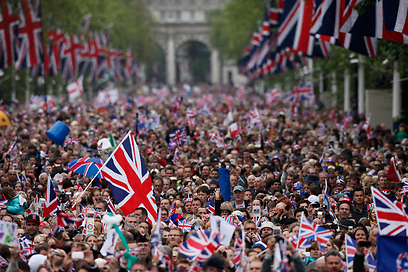 הבריטים מגיעים בהמוניהם לחגיגות ה-60. האולימפיאדה - נשכחת (צילום: EPA) (צילום: EPA)