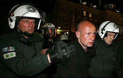 השוטרים בפעולה באוסטריה. בפולין מכינים למתפרעים הפתעה (צילום: AFP) (צילום: AFP)