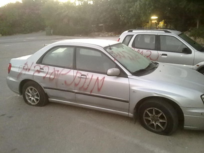 כתובת "מוות לערבים" על אחת המכוניות שהושחתו. נווה שלום, הבוקר ()