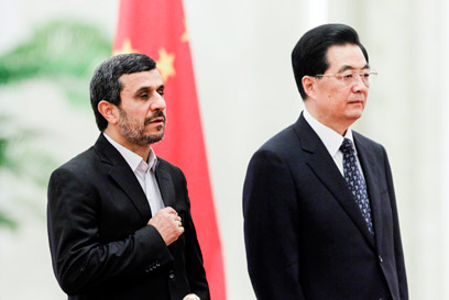 "סין מקווה שאיראן תנהג במעשיוּת ובגמישות". הו ואחמדינג'אד, היום (צילום: EPA) (צילום: EPA)