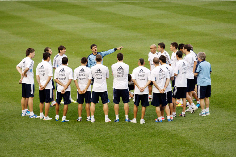 שחקני נבחרת ארגנטינה באימון. הכל מוכן, אבל לא ידידותי (צילום: רויטרס) (צילום: רויטרס)