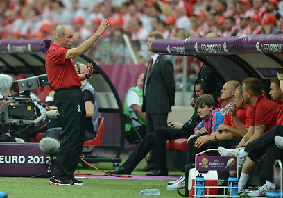 מאמן פולין סמודה מביע את דעתו (צילום: AFP) (צילום: AFP)