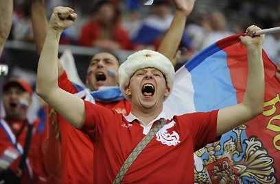 אוהד רוסי חוגג את השער הראשון במשחק (צילום: EPA) (צילום: EPA)