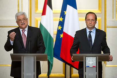 אבו מאזן והולנד, היום בפריז (צילום: AFP) (צילום: AFP)